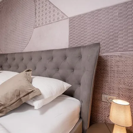 Deluxe & Revis Apartament *