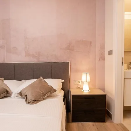 Deluxe & Revis Apartament *