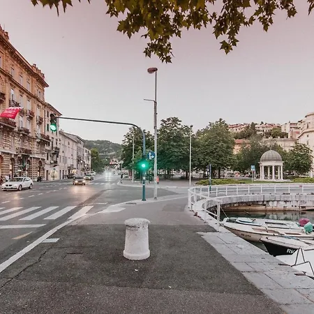 Deluxe & Revis Lägenhet Rijeka